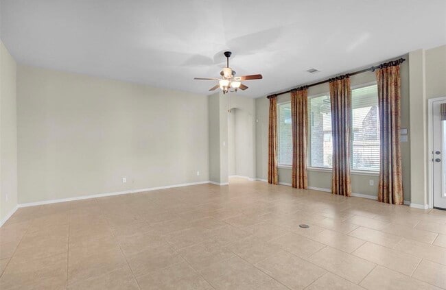 Building Photo - 2513 Golfcrest Dr