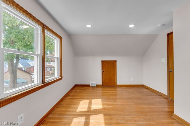 Building Photo - 6911 Farnsworth Dr