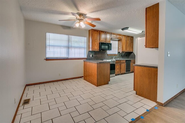 Building Photo - 1204 N Crawford Ave