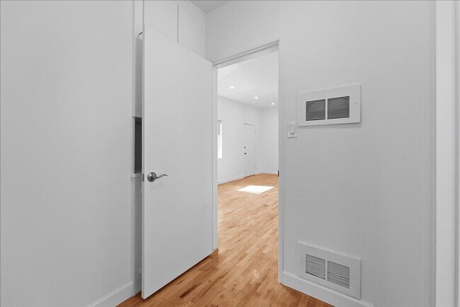 Building Photo - 2464 Penmar Ave