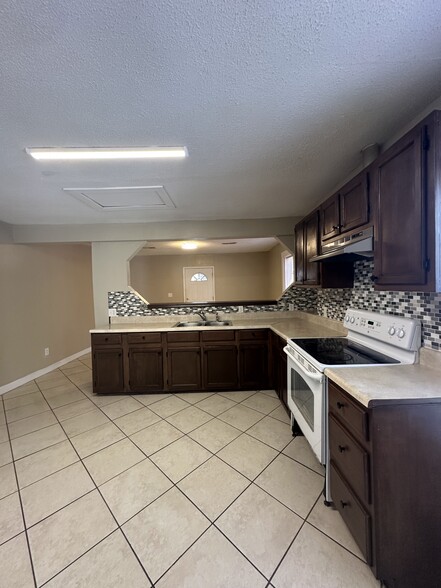 Building Photo - 407 Moir St