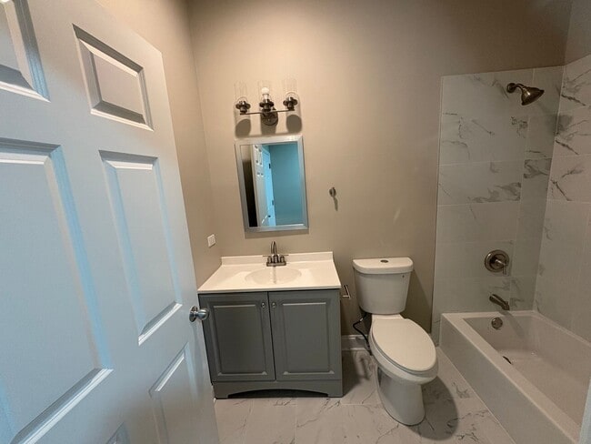 Building Photo - Spacious 2BD/2BA w/ High Ceilings + Modern...