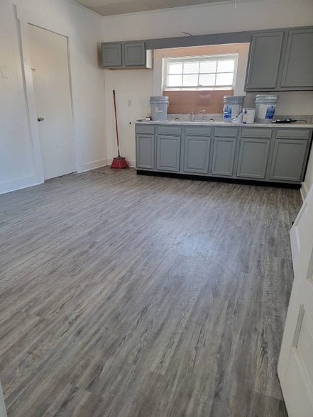 Building Photo - 913 E 28th St