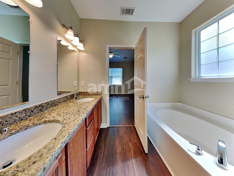 Building Photo - 830 Hyacinth Cir