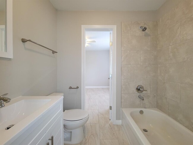 Building Photo - 3206 Lobit Dr