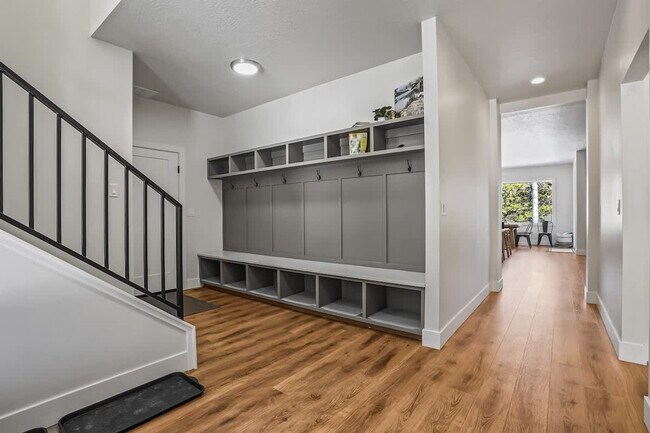 Building Photo - 1013 Yew Wood St