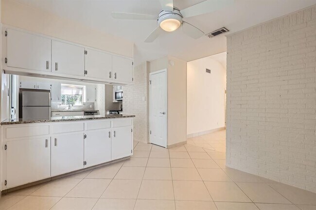Building Photo - 3004 Maywood Cir