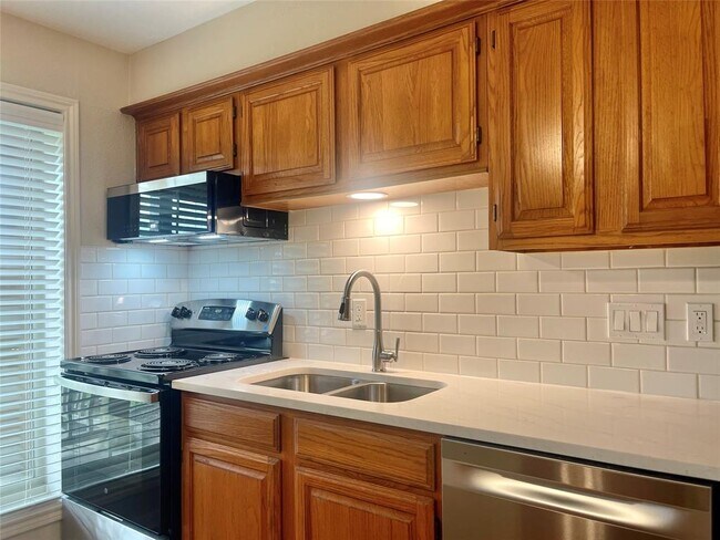 Building Photo - 1311 Antoine Dr