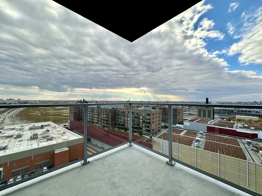 Building Photo - 1000 S Clark St