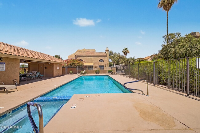 Building Photo - 2084 N Sunset Dr