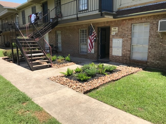 Office/Laundry - Gladefield Garden Apartments