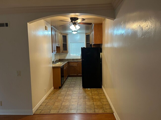 Building Photo - Spacious upper unit ready for immediate mo...