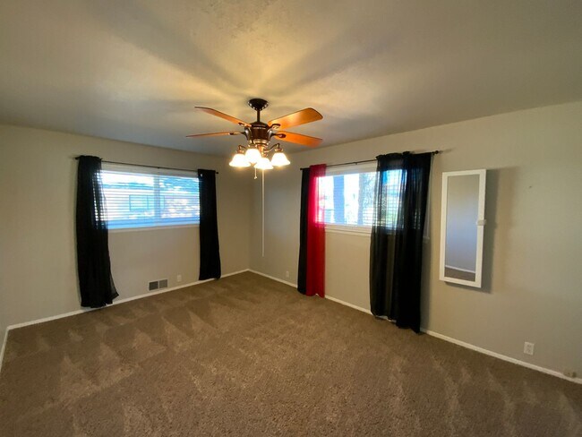 Building Photo - 5 Bedroom Home Available Near Wyoming Blvd NE & Comanche Rd NE!