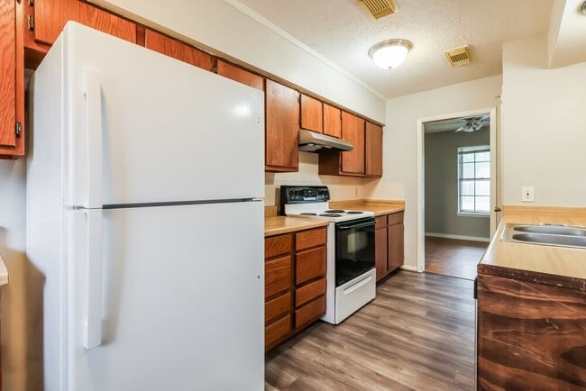 Building Photo - 200 Montrose Cir