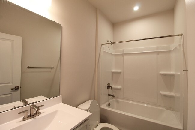 Building Photo - 3 Bedroom 2.5 Townhome Available Now!