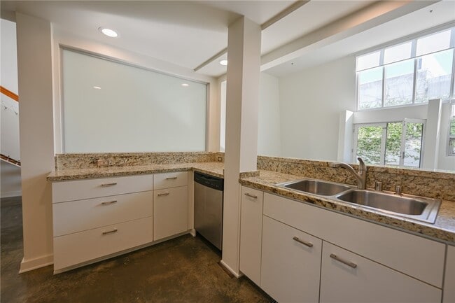 Building Photo - 615 Hampton Dr