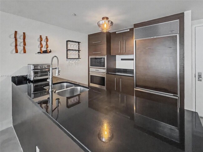 Building Photo - 475 Brickell Ave