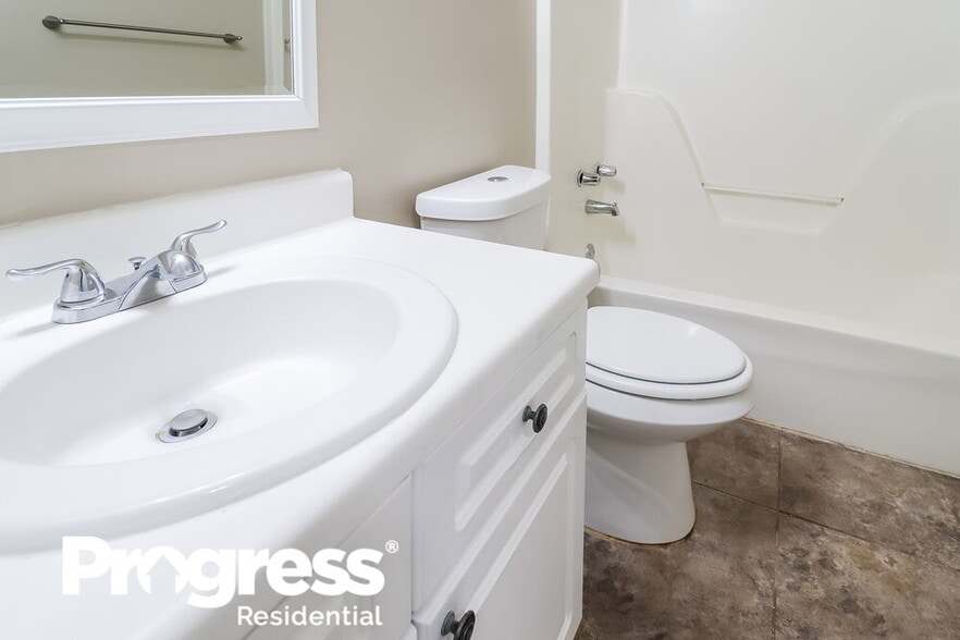 Building Photo - 2613 Laburnum Dr