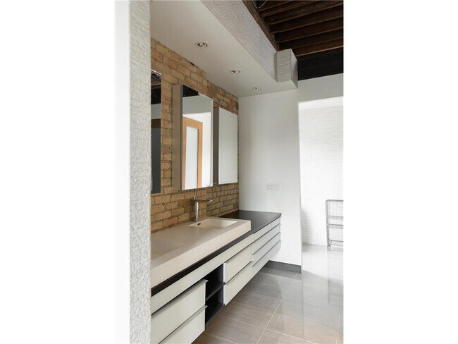 Building Photo - 211 N Washington Ave