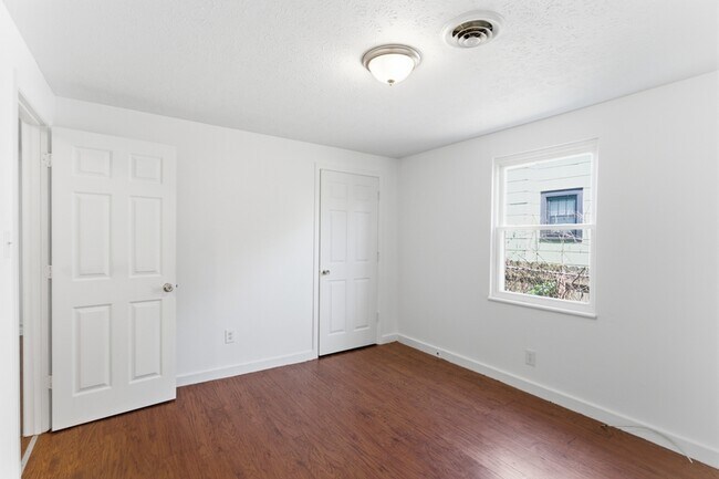 Building Photo - 306 E Burwell Ave