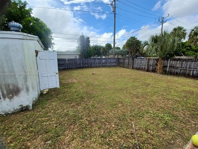 Building Photo - 1701 SW 70th Ave