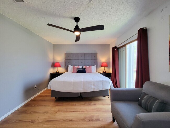 Building Photo - Two bedrooms two 1/2 bath townhome on Galv...
