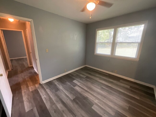 Building Photo - Cute Two Bedroom Duplex in Ozark!!