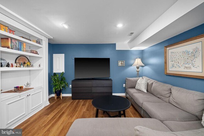 Building Photo - 535 Colecroft Ct
