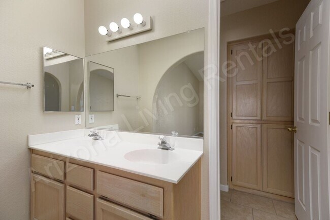 Building Photo - THREE CAR POOL HOME