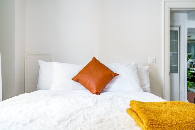 Building Photo - 33 Lundy St