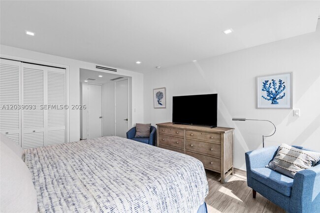 Building Photo - 5055 Collins Ave