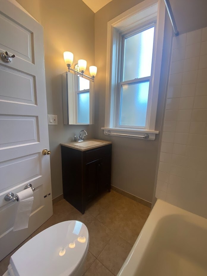 bathroom 2 - 4200 N Damen Ave