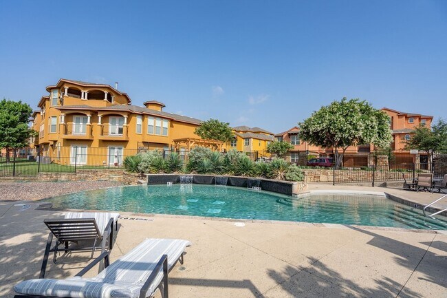 Building Photo - 2640 Venice Dr