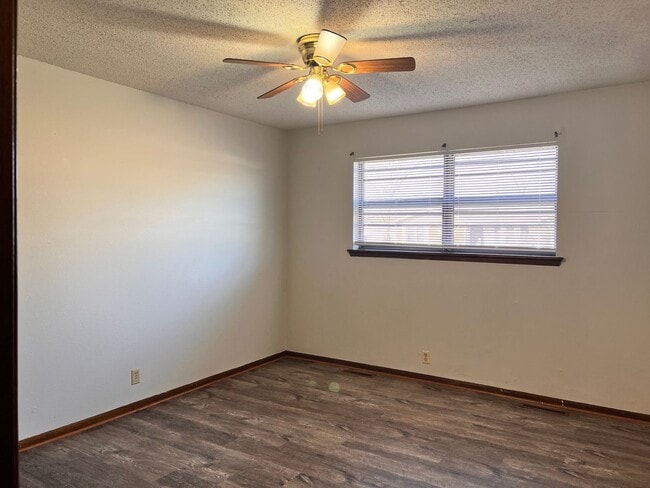 Building Photo - 3329-3331 Hawthorn