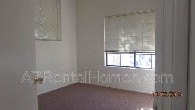 Building Photo - 609 E Mesquite Cir