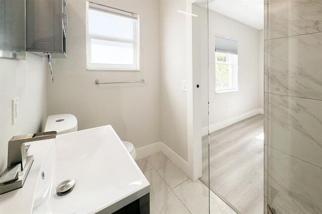 Building Photo - 1641 NE 5th Ct