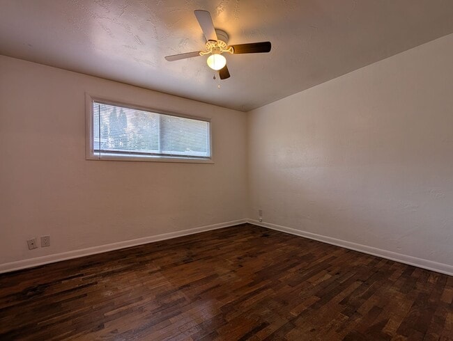 Building Photo - Spacious 2bd/1bth ~ w/ 1 Car Garage - Fantastic Location ~ Close to Everything!!