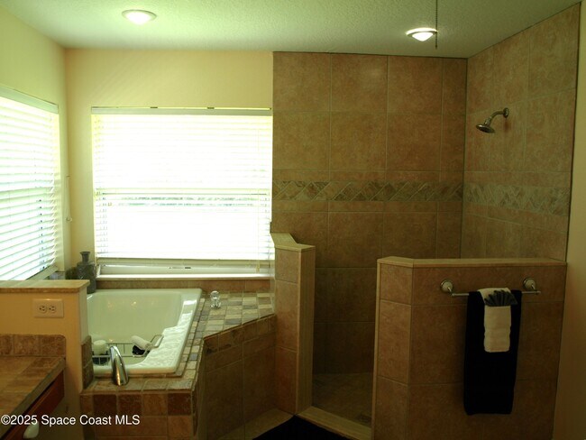 Building Photo - 4566 Serna Ave
