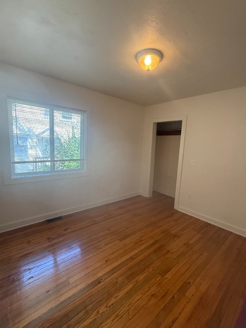 Building Photo - 621 E Bellows St
