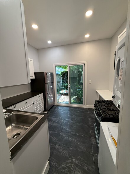 Building Photo - 828 Corinthian Ave