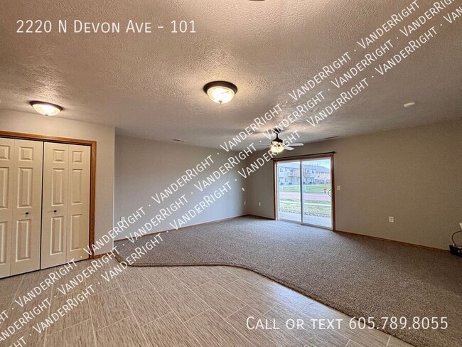 Building Photo - 2220 Devon Ave