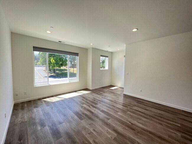 Building Photo - Beautiful 4Bd + 3Ba Home in North Portland...