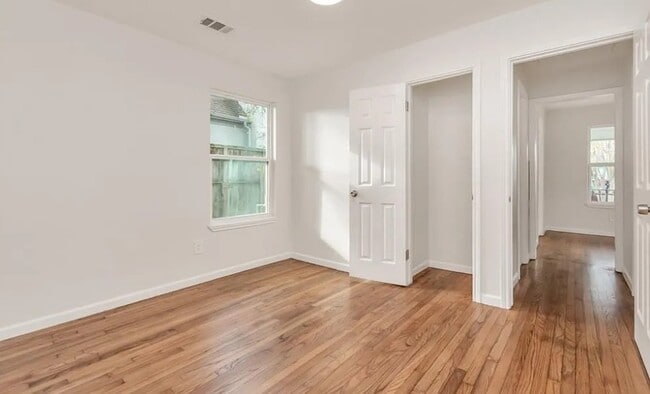 Building Photo - 1202 Common Park Dr