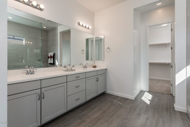 Building Photo - 927 E Paseo Way