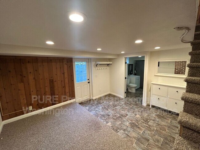 Building Photo - 208 N Washington Ave