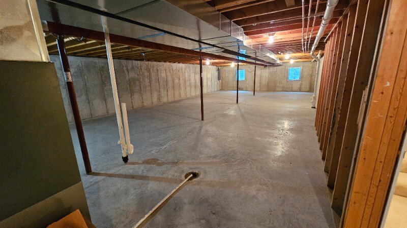 Building Photo - 647 Knolls St W