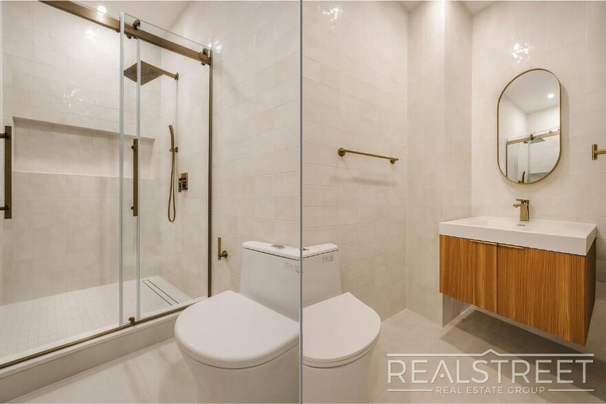 Building Photo - Modern Renovated 2BR with Skylight & Private Balcony in Prime Crown Heights