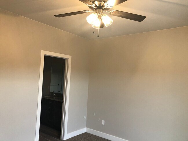 Building Photo - 4 Bedroom 2.5 Bathroom Townhome