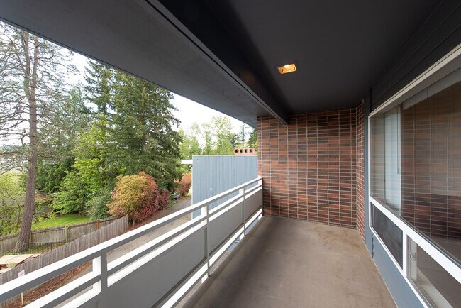 Building Photo - Amazing 2bed/1bath Apartment w/ Covered Parking in Redmond!