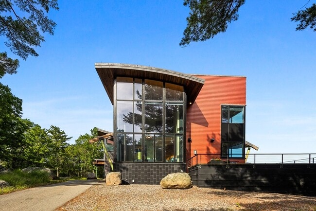 Building Photo - 370 Summer St